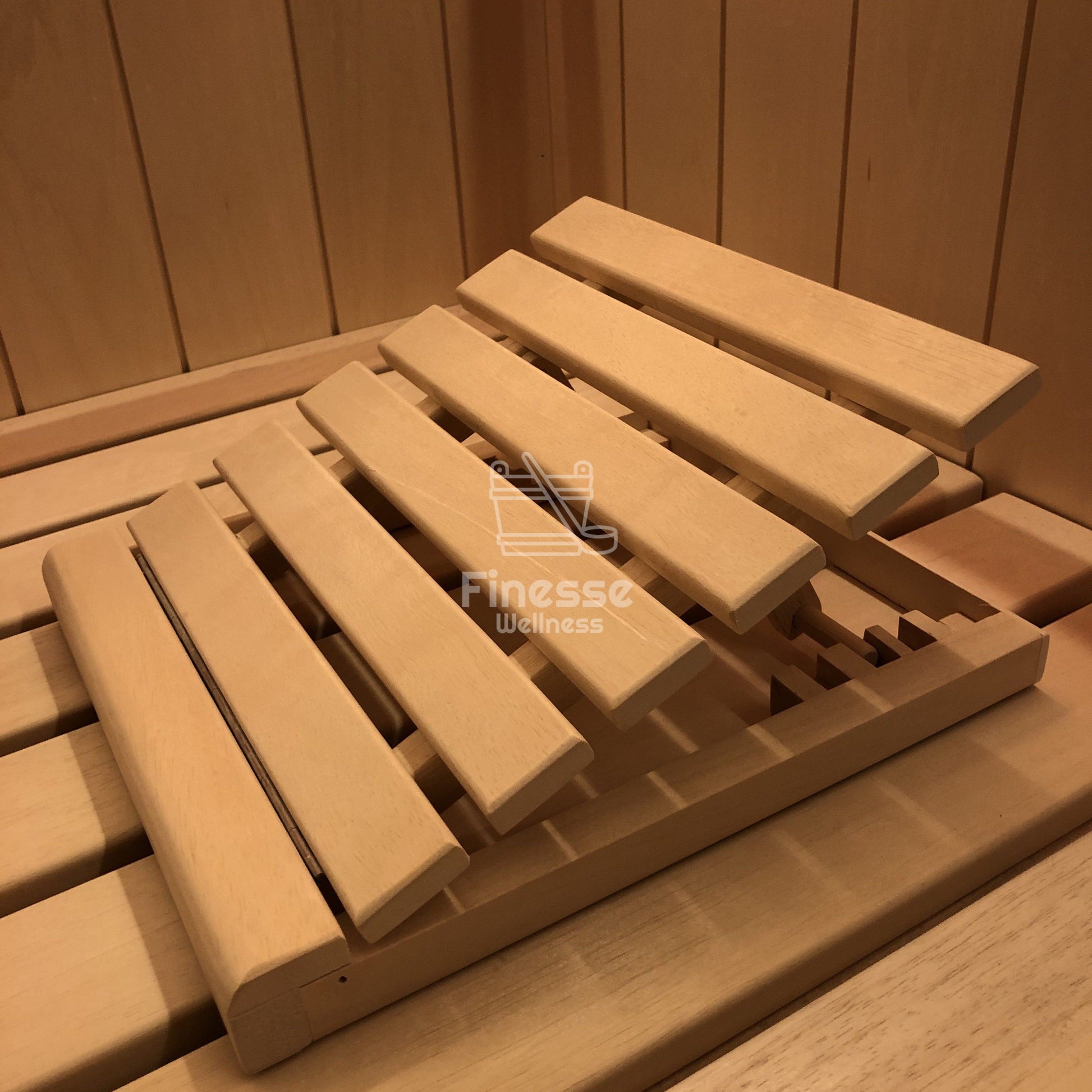 Luxe, in hoogte verstelbare saunahoofdsteun van Abachi hout - Finesse Wellness BV